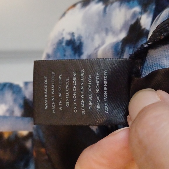 Simply Vera by Vera Wang Blue & Black Floral Blouse, Size Medium - Picture 7 of 13